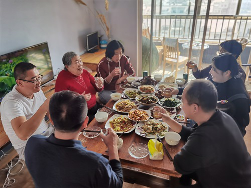 重阳送温暖，浓浓敬老情